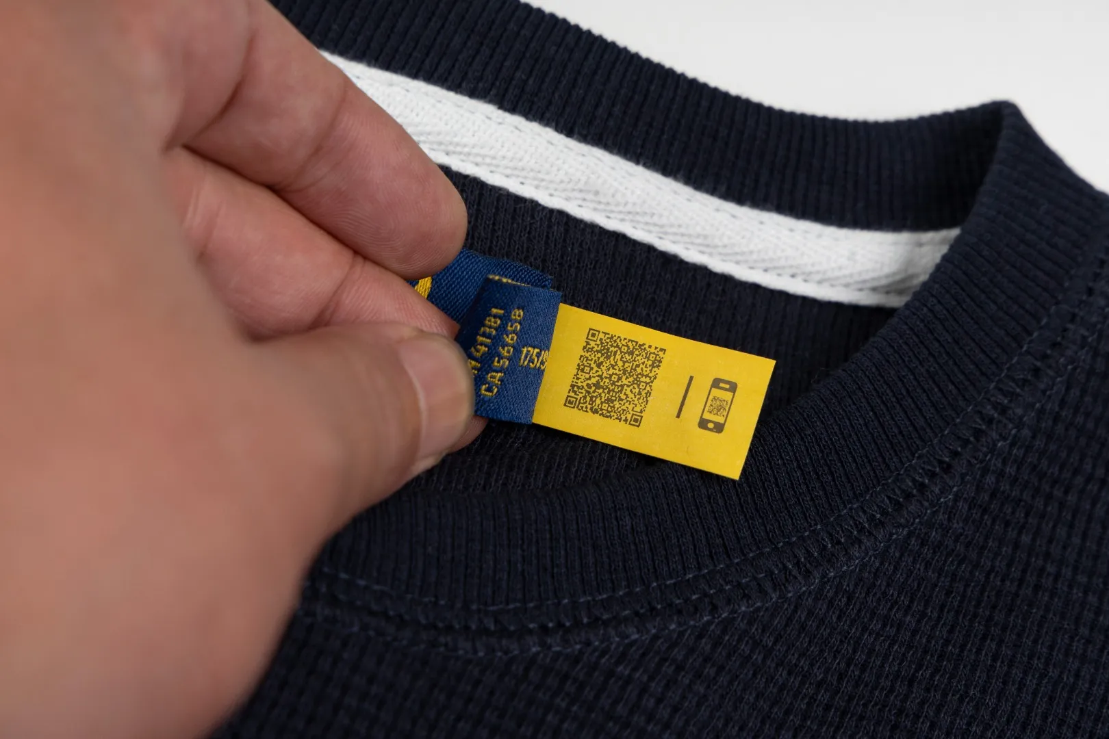 P196 #R79 Ralph Lauren/Ralph Lauren Waffle Henley Collar Open Button Sweater Exclusive Henry Collar Waffle Series Open Bust Sweater Exclusively customized with original grade waffle fabric, 100% cotton yarn imported machine-dyed weaving process, full texture, all collars, cuffs and hems are fixed and woven threads, full of high-quality quality, can be worn alone or matched, classic hot style Color Navy Blue Dark Gray Black White SIZE: S M L XL Shoulder width: 51.5/53/54.5/56 Bust: 108/112/116/120 Sleeve length: 60/61/62/63 Clothing length: 66.5/68/69.5/71